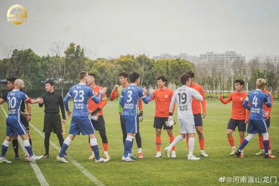 美女扒开尿孔让人捅